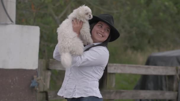 Gyönyörű Hölgy Tartja Aranyos Kis Fehér Kutya — Stock videók