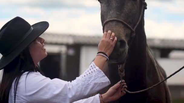 Mucca Ragazza Accarezzando Suo Bel Cavallo Marrone — Video Stock