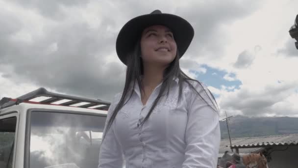Beautiful Smiling Cowgirl Ranch — Vídeo de Stock