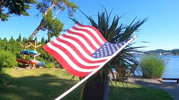 Αμερικανική Σημαία Αστέρια Και Ρίγες Πετά Στον Άνεμο Από Χαμηλή — Αρχείο Βίντεο
