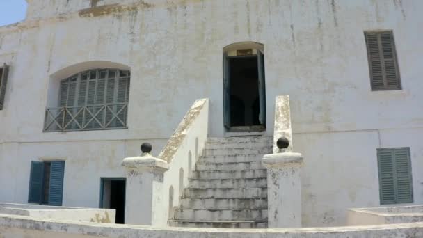 Häpnadsväckande Antenn Utsikt Över Kap Coast Castle — Stockvideo