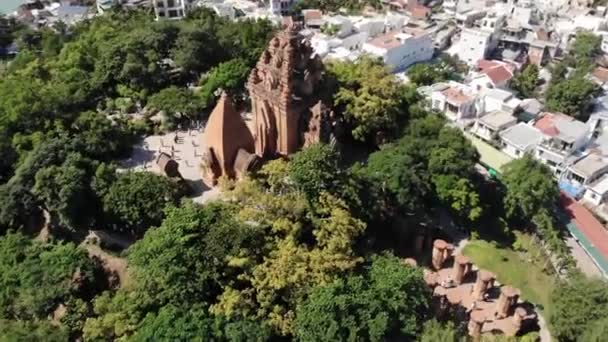 ポナガルタワー Nha Trangの鳥の目のビュー ベトナムの都市公園 宗教的なスポットでの寺院や彫刻の歴史的な複合体 — ストック動画