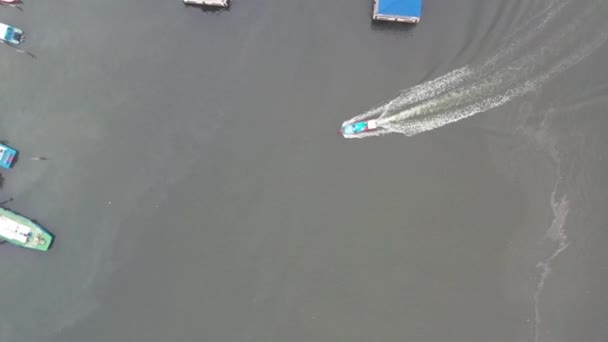 Повітряний Вертикальний Вид Зверху Вниз Невеликий Традиційний Рибальський Човен Повертається — стокове відео