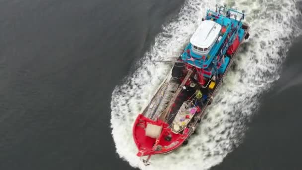 Birds Eye View Drone Fly Traditional Fishing Boat Foamy Wake — ストック動画