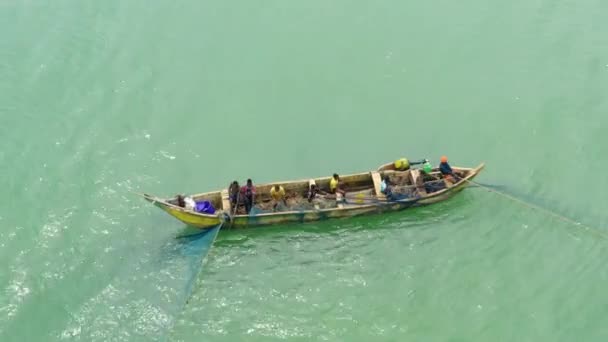 Beautiful Shot Canoe Boat Fishermen Casting Net — Vídeo de stock