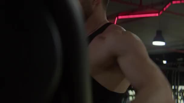 Athlete Preforming Dumbell Side Shoulder Raise Reveal Shot Close — Stok video