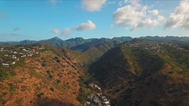Aerial View Homes Nestled Palolo Valley Oahu Sunny Day — Vídeos de Stock