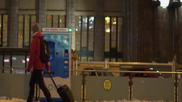 Person Walks Hsl Hrt Transit Ticket Dispenser Winter Street — Vídeo de Stock