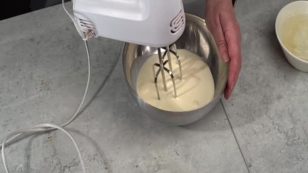 Overhead View Hand Mixer Used Whisk Whipped Cream Metal Bowl — Vídeo de Stock