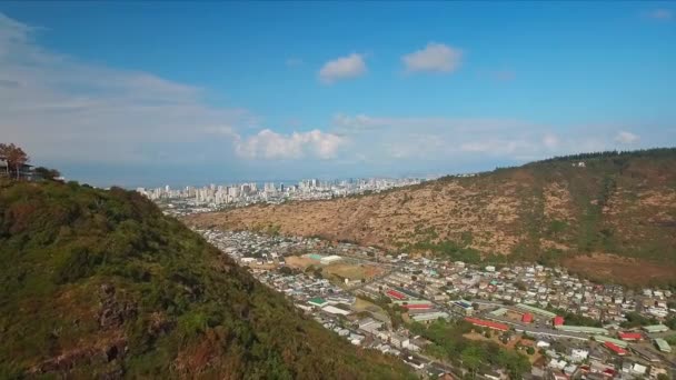 Aerial View Overlooking Valley Waikiki Cityscape Pacific Ocean — Stockvideo