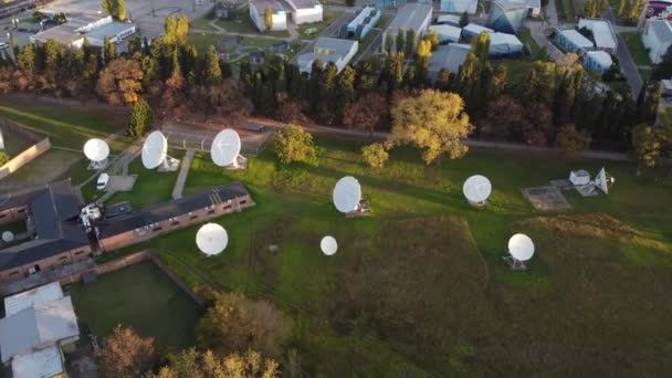 Circular Drone Shot Sunset Meadow Parabolic Satellite Antennas Research Center — Wideo stockowe