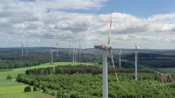 Большая Ветряная Электростанция Недалеко Трира Германия Многими Ветряными Турбинами — стоковое видео