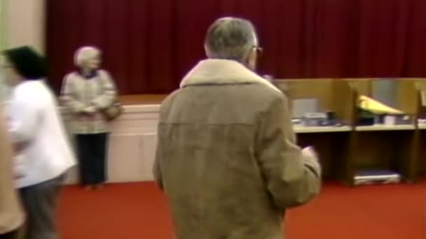 1983 Gamle Mand Trækker Sig Tilbage Ballot Til Voter Box – Stock-video