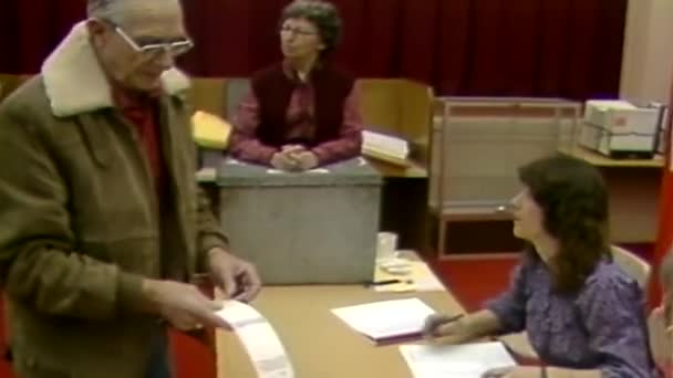 1983 Alter Mann Nimmt Ballot Zur Wahl Gehen — Stockvideo