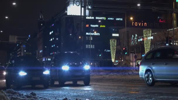 Winter City Night Traffic Drives Icy Cold Street Shopping District — Vídeo de stock