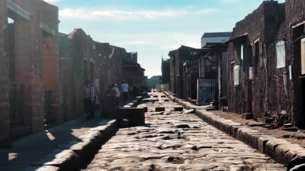 Tourist Περπάτημα Κάτω Από Ένα Ρωμαϊκό Δρόμο Στην Πομπηία Που — Αρχείο Βίντεο