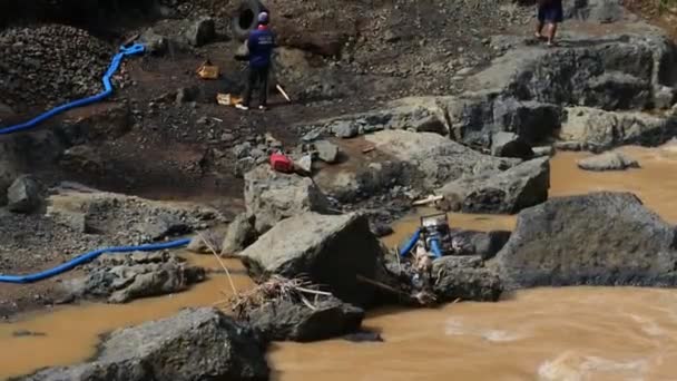 Двое Мужчин Поднимают Песок Реки Выбрасывают Окраину Реки Сукабуми Индонезия — стоковое видео