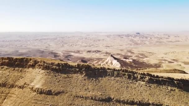 Aerial Ridge Line Negev Desert Located Israel Two Hikers Standing — Vídeo de Stock