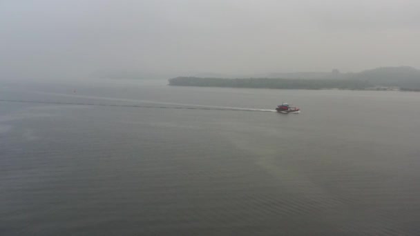 Morning Traditional Fishing Boat Sailing Foggy Sea Wilderness Local Fisherman — 비디오