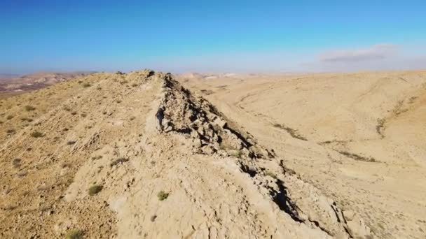 Aerial Flying Male Hiker Walking Ridge Line Negev Desert Located — Stockvideo