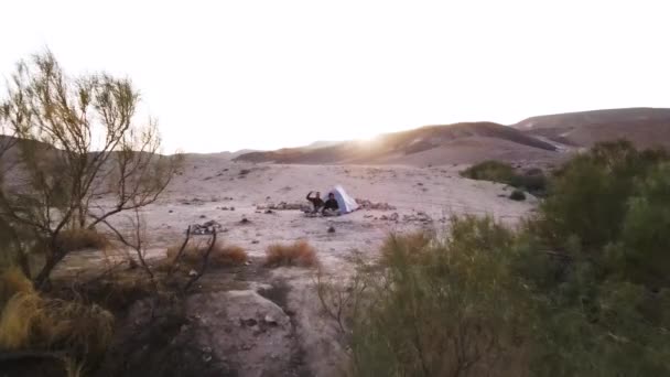 Aerial Dolly Forward Two Friends Camping Ramon Crater Trail Sunset — Vídeo de stock