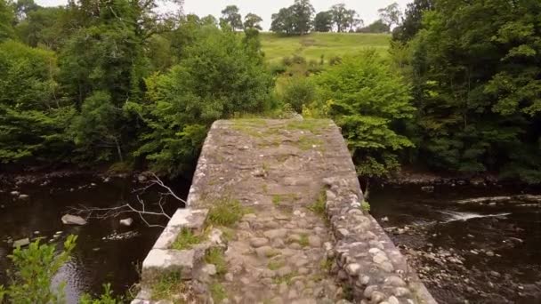 Aerial View Cobbled Pathway Cromwells Bridge Rolling Stream — Wideo stockowe