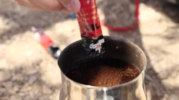 Close View Coffee Sachet Being Poured Metal Camping Cup — Vídeo de stock