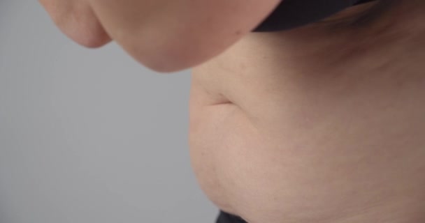 Macro Close Shot Womans Flabby Belly Gimbal — Vídeos de Stock