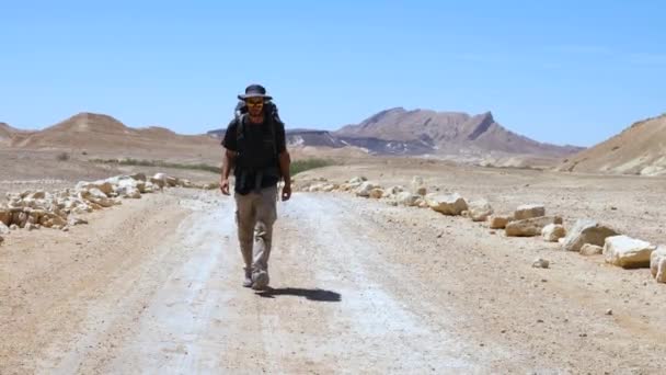 Heat Day Man Walks Dusty Dirt Road Barren Landscape — Vídeo de stock