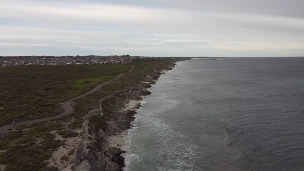 Κύματα Συντριβή Rocky Coastline Αεροφωτογραφία Περιπατητές Στο Μονοπάτι — Αρχείο Βίντεο