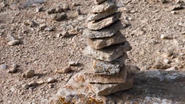 Closeup Conical Stone Cairn Reveal Barren Landscape — Vídeo de Stock