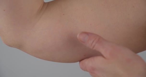 Macro Close Shot Woman Squeezing Flabby Triceps Gimbal — Stockvideo