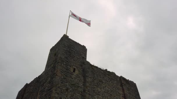 George Cross Flag Waving Top Gothic Castle Turret Silhouette — Vídeos de Stock