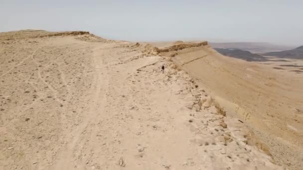 Drone Flying Man Travels Edge Ramon Crater — Video Stock