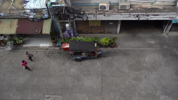 People Walking Bangkok City Street Tuktuk Parked — Wideo stockowe