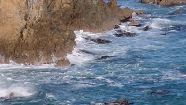 Ocean Tidal Waves White Wash Swell Smashing Coastal Jagged Cliffs — Stockvideo