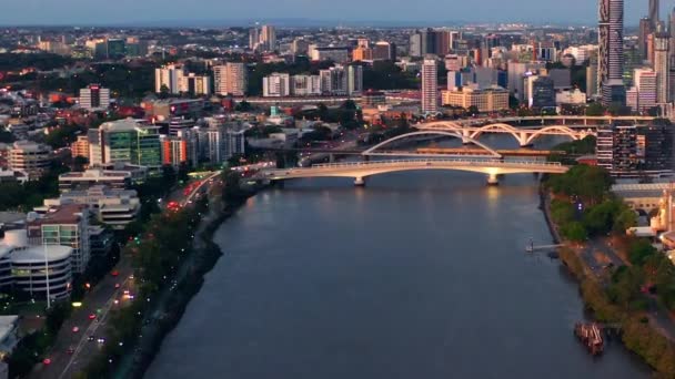 Brisbane River Bridge Traffic Downtown Skyline Sunset Queensland Australia Aerial — Αρχείο Βίντεο