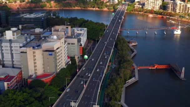 Cars Driving Pacific Motorway Captain Cook Bridge Brisbane River Qld — Stockvideo