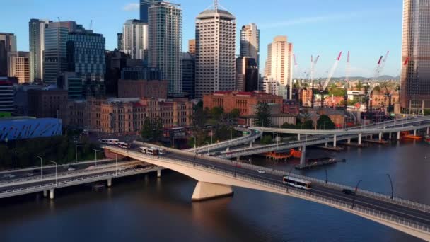Articulated Buses Driving Victoria Bridge Brisbane Cbd Skyline Australia Aerial — Stockvideo