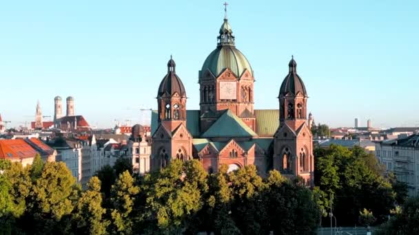 Aerial View Lukas Church Munich Drone Flies Lukas Protestant Parish — Vídeo de stock