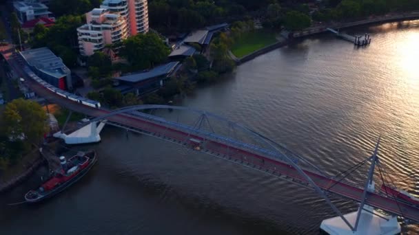 People Walking Goodwill Bridge Brisbane River Sunset Qld Australia Aerial — Stockvideo