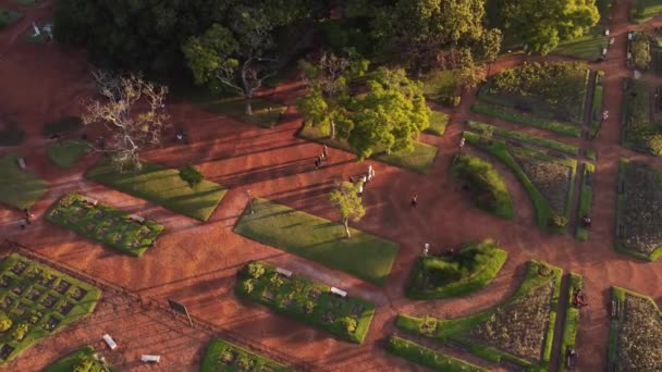 Orbit Aerial View People Walking Rosedal Palermo — Stock video