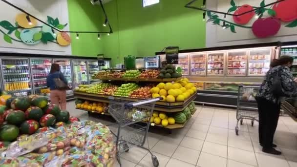 Single Lady Two Other Customers Can Seen Otherwise Busy Supermarket — Stockvideo