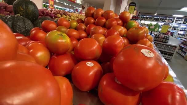 Static Shot Whole Mountains Tasty Fresh Tomatoes Other Vegetables Waiting – Stock-video