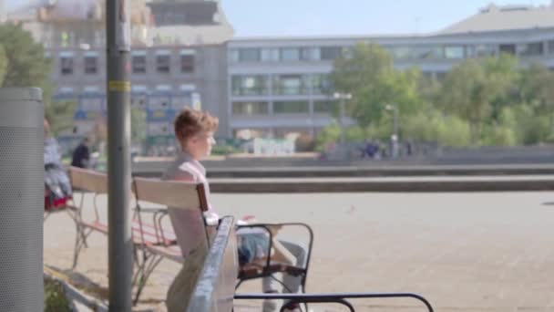 Blond Man Sitting Bench Karlskirche Karlsplatz Vienna Austria Sunny Day — Stock video