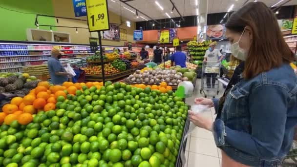 Images Customers Who Now Have Abundance Fruits Vegetables Supermarket Due — Vídeo de stock