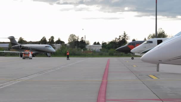 Ground Crew Working Bologna Guglielmo Marconi Airport Italy Wide — Stock video