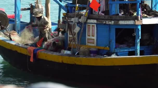 Рыбак Работающий Вьетнамском Рыболовецком Судне Плавающем Океанской Гавани — стоковое видео