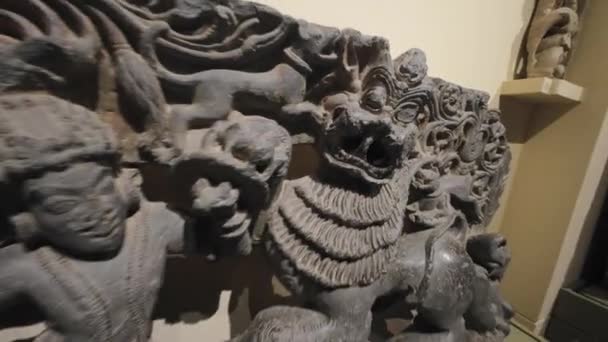 Indian Historical Lord King Sala Fighting Lion Murti Statue Stone — Stok Video