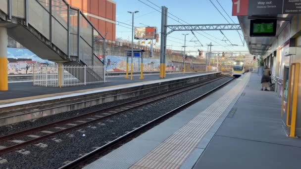 Incoming Railway Train Arriving Milton Train Station Queensland Rail Brisbane — Vídeos de Stock